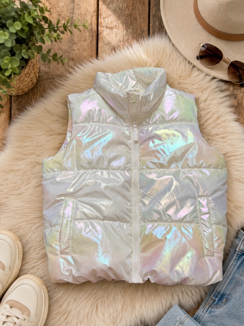 Old Navy Girls Iridescent Puffer Vest White Pearl Shimmer Size L 10-12